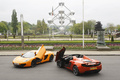 McLaren MP4-12C Spider orange 3/4 arrière gauche porte ouverte