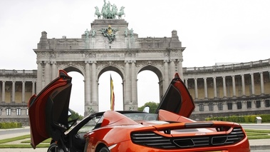 McLaren MP4-12C Spider orange 3/4 arrière gauche portes ouvertes debout