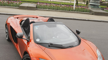 McLaren MP4-12C Spider orange 3/4 avant droit debout