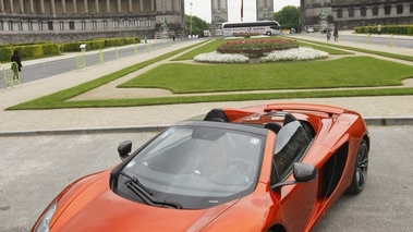 McLaren MP4-12C Spider orange 3/4 avant gauche debout