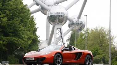 McLaren MP4-12C Spider orange 3/4 avant gauche