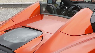 McLaren MP4-12C Spider orange couvre-tonneau