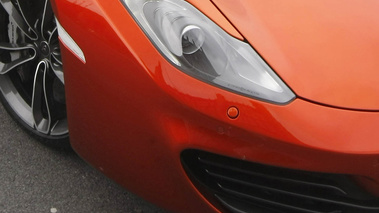 McLaren MP4-12C Spider orange phare avant