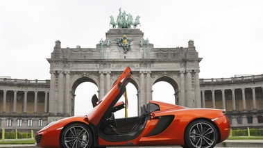 McLaren MP4-12C Spider orange profil porte ouverte