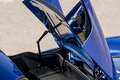 McLaren MP4-12C Spyder bleu couvre tonneau debout