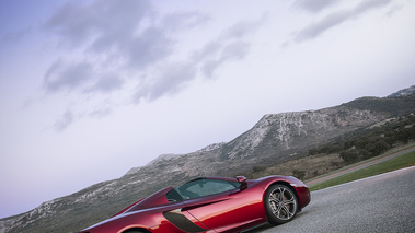 McLaren MP4-12C Spyder bordeaux 3/4 arrière droit penché debout