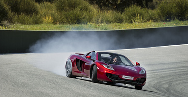 McLaren MP4-12C Spyder bordeaux 3/4 avant droit penché