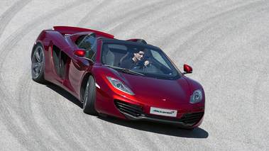 McLaren MP4-12C Spyder bordeaux 3/4 avant droit vue de haut penché