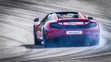 McLaren MP4-12C Spyder bordeaux face arrière