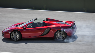 McLaren MP4-12C Spyder bordeaux filé vue de haut