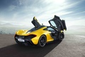 McLaren P1 jaune 3/4 arrière droit portes ouvertes