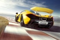 McLaren P1 jaune 3/4 arrière droit travelling penché