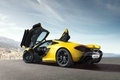 McLaren P1 jaune 3/4 arrière gauche portes ouvertes