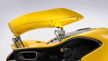 McLaren P1 jaune aileron