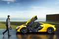 McLaren P1 jaune profil portes ouvertes