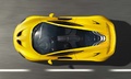 McLaren P1 jaune vue du dessus travelling