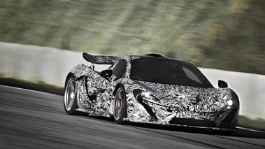 McLaren P1 - mulet camouflé - 3/4 avant gauche, dynamique