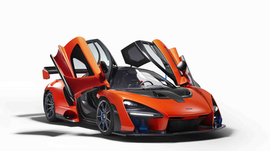 McLaren Senna orange 3/4 avant droit portes ouvertes