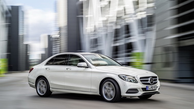 Mercedes-Benz 2014 C250 - blanche - 3/4 avant droit dynamique 2