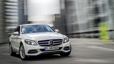 Mercedes-Benz 2014 C250 - blanche - 3/4 avant droit dynamique