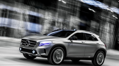 Mercedes-Benz GLA Concept - gris - 3/4 avant gauche dynamique