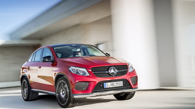 Mercedes-Benz GLE Coupé 450 AMG - Rouge - 3/4 avant droit dynamique