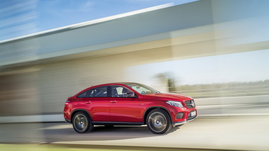 Mercedes-Benz GLE Coupé 450 AMG - Rouge - 3/4 avant droit dynamique