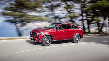 Mercedes-Benz GLE Coupé 450 AMG - Rouge - Profil gauche dynamique