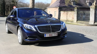 Mercedes-Benz S500 Plug-In Hybrid - Bleue - 3/4 avant droit dynamique