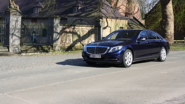 Mercedes-Benz S500 Plug-In Hybrid - Bleue - 3/4 avant gauche dynamique