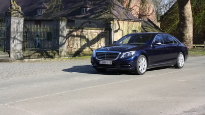 Mercedes-Benz S500 Plug-In Hybrid - Bleue - 3/4 avant gauche dynamique