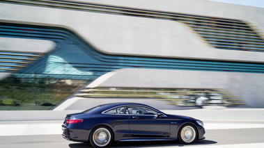 Mercedes-Benz S65 AMG Coupé - Bleu - profil droit dynamique