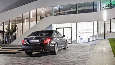 Mercedes-Benz S65 AMG - noire - 3/4 arrière droit