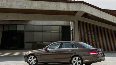 Mercedes Classe E 2013 - marron - 3/4 arrière gauche