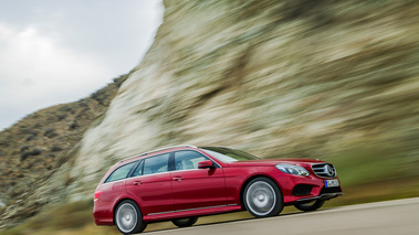 Mercedes Classe E break 2013 - rouge - 3/4 avant droit dynamique contre-plongé