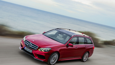 Mercedes Classe E break 2013 - rouge - 3/4 avant gauche dynamique vue de haut