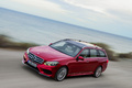 Mercedes Classe E break 2013 - rouge - 3/4 avant gauche dynamique vue de haut