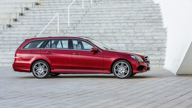 Mercedes Classe E break 2013 - rouge - profil droit