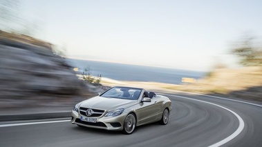 Mercedes Classe E cabriolet 2013 - gris - 3/4 avant gauche dynamique