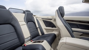 Mercedes Classe E cabriolet 2013 - gris - sièges arrière