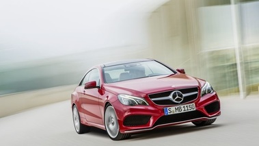 Mercedes Classe E coupé 2013 - rouge - 3/4 avant droit dynamique