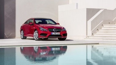 Mercedes Classe E coupé 2013 - rouge - 3/4 avant droit