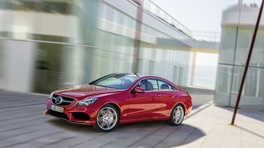 Mercedes Classe E coupé 2013 - rouge - 3/4 avant gauche dynamique