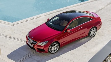 Mercedes Classe E coupé 2013 - rouge - 3/4 avant gauche supérieur