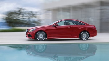 Mercedes Classe E coupé 2013 - rouge - profil gauche