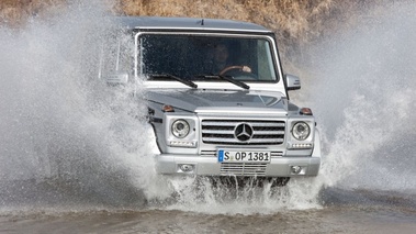 Mercedes Classe G 2013 - gris - avant dans l'eau