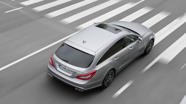 Mercedes CLS63 AMG Shooting Brake - gris - 3/4 arrière droit, dynamique