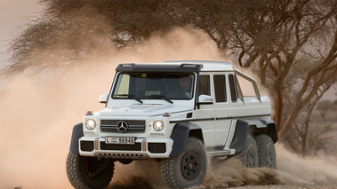 Mercedes G63 AMG 6x6 - blanc - 3/4 avant gauche dynamique piste poussiéreuse