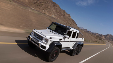 Mercedes G63 AMG 6x6 - blanc - 3/4 avant gauche penché dynamique