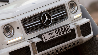 Mercedes G63 AMG 6x6 - blanc - détail face avant
